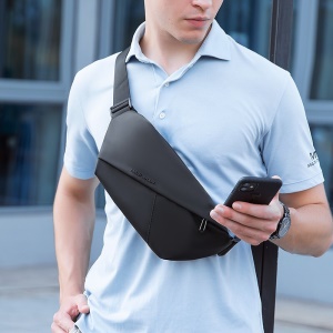 马可莱登（MARK RYDEN）单肩包男士包包机车斜挎包时尚潮流胸包骑行腰包迷你大容量手机包MR7786典雅黑